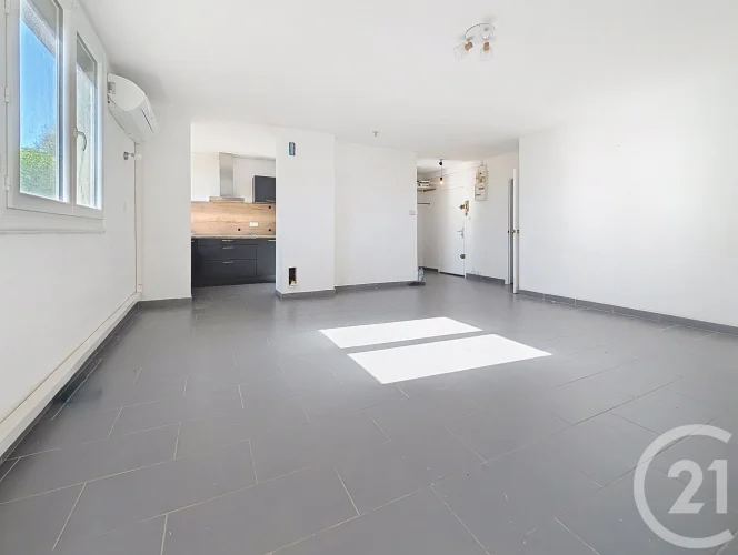 Beziers - Sought-after Neighborhood Injalbert Near Arenes - Spacious T3 Apartment with Easy Parking and Veranda/Loggia