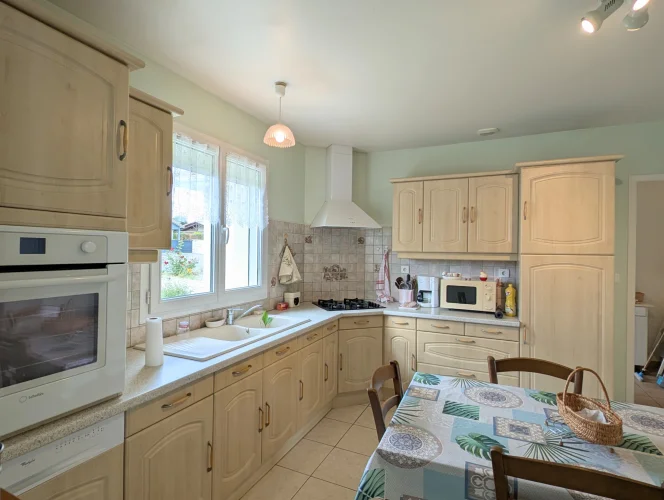 Ideally Located Near the Town Centre, Charming Detached Bung photo 2