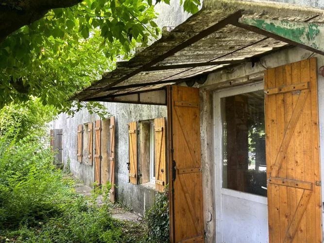 House to Renovate with 4 Bedrooms on a Plot of 628 m² photo 2