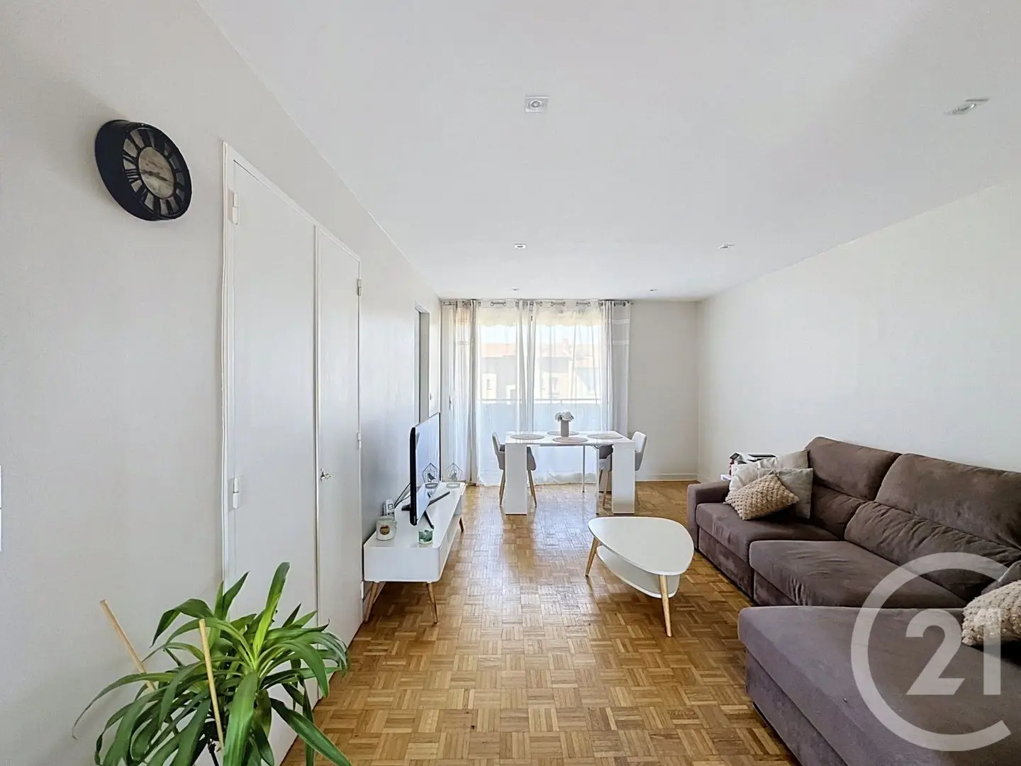 Apartment for sale in Villeurbanne — 3 bedrooms, 74 m² photo 3