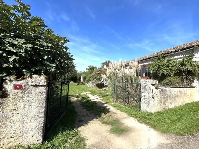 Pretty 3 Bedroom Cottage with Large Garden and Barn Close to Civray photo 2