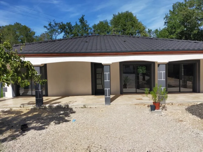 Discover this Pleasant Single-Story House on a 2035 m² Plot in the Countryside
