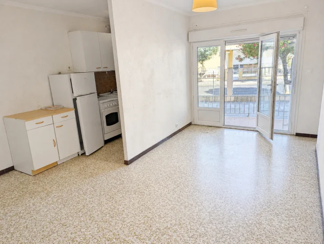 Large Ground-Floor Apartment (P3 Type) Requiring Renovation