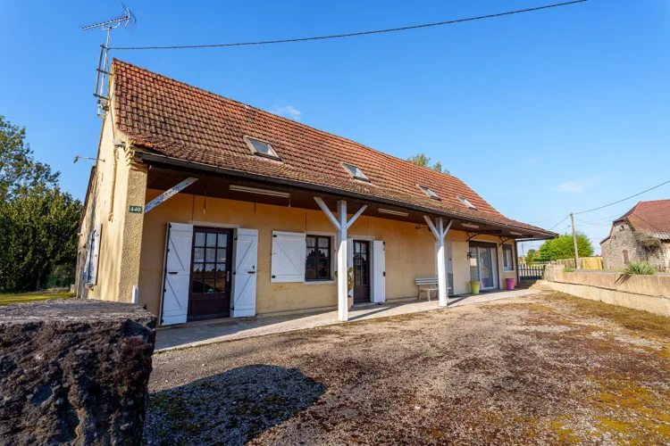 Beautiful Historic House for Sale in Bantanges - 7 Rooms, Pool and Large Land photo 4