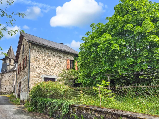 Correze. Le Lonzac. Stone House Partly Renovated with Large Covered Terrace and Garden of 232m²