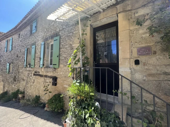 Authentic Stone Village House with Courtyard in Ste Croix À Lauze