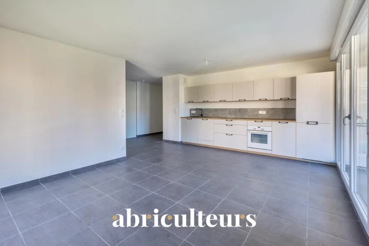 4-Room Apartment of 85 m² with Balcony and Parking – Vénissieux, Rue Paul Bert photo 5