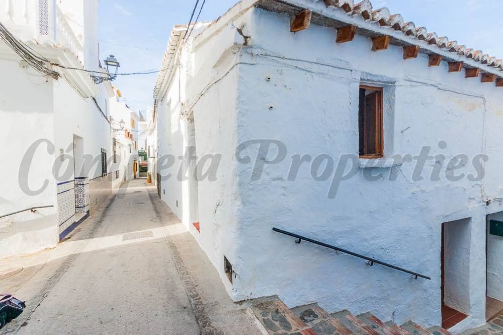 Townhouse for sale in Sedella, Málaga photo 2