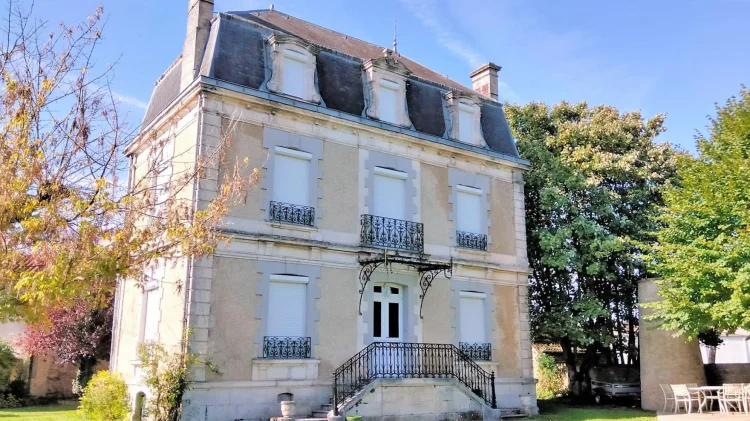 Elegant 5 Bedrooms Maison De Maître with Separate Guest Cottage & Pool, Nr Angoulême