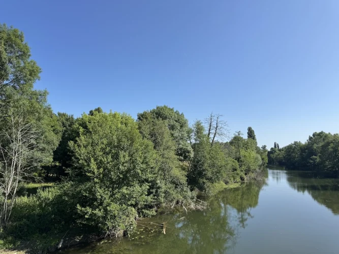 Impressive house with river frontage, large garden and swimming pool photo 3