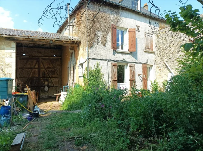 Farmhouse Entirely Enclosed by Walls. With 2 Houses 334m² and 350m² of Outbuildings (Opportunity to Rent, or Rural Gite)…