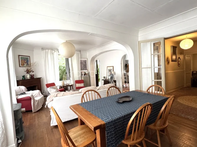 Spacious House with 5 Bedrooms, an Inner Courtyard, in Eymet. photo 3