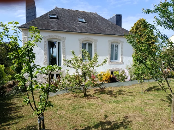 Charming Renovated House with Lovely Gardens, Garage & Basement (Ideal Gite / Guest Accommodation)