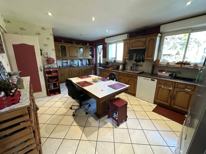Charming 6-Bedroom Property with Park, Pool and River Access photo 5