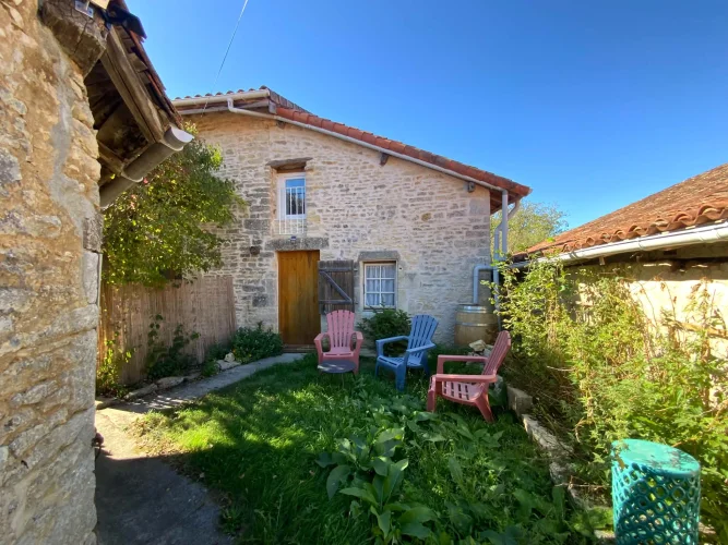 Superb Renovated Charentaise Farmhouse with Adjoining Gîte and Beautiful Barn in a Haven of Peace photo 3