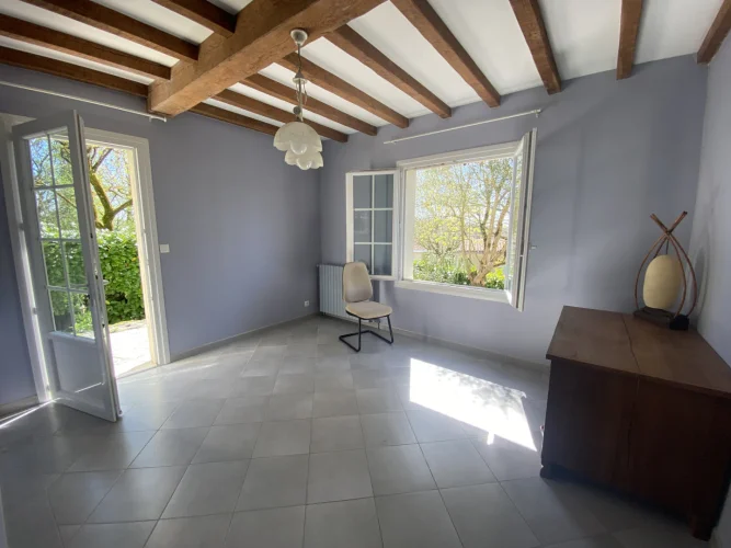 Property with Extensive Grounds. Shops and Railway Station Within Walking Distance. photo 5