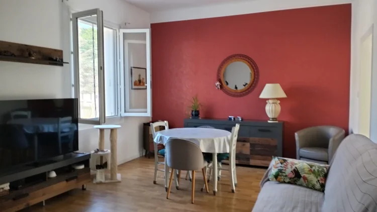 Semi-Detached House no Work Required photo 2