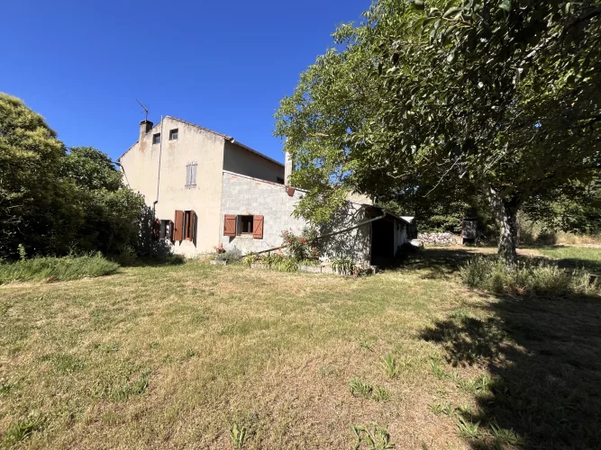 Razes: 6-Room House with Garages, Old Cellar and Garden