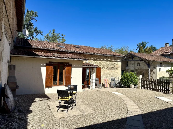 Pretty Stone House Within Walking Distance to Aubeterre
