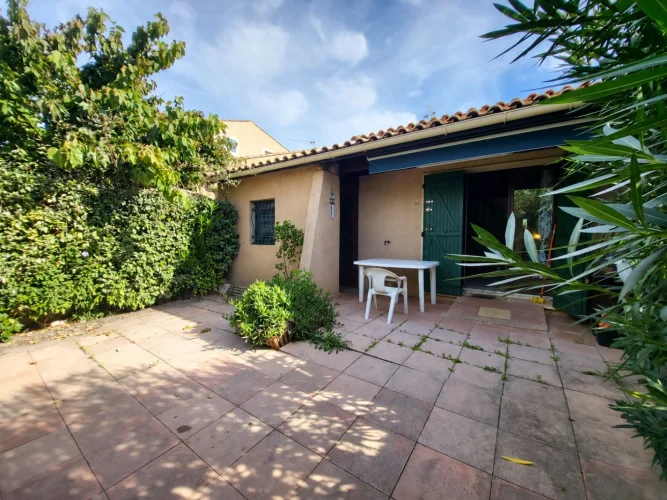 House with Pool 300m from the Beach