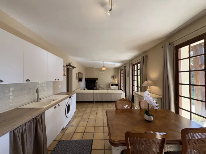 Single-Storey 4 Bedroom House in a Beautiful Setting photo 4