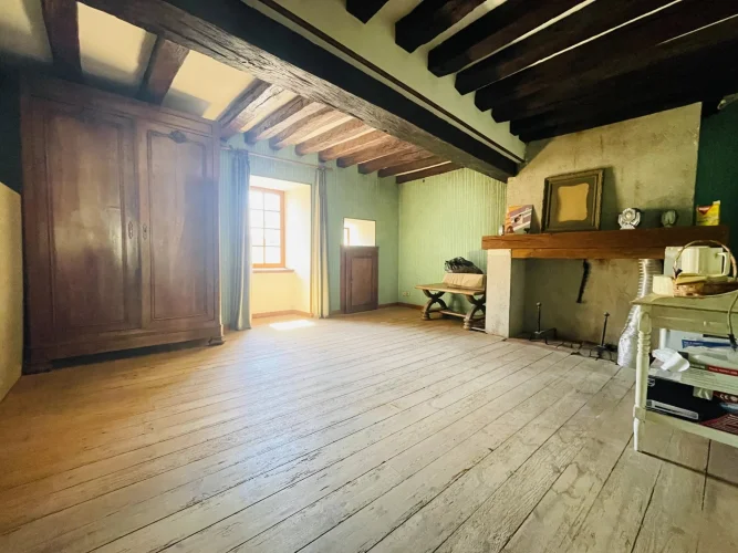 Charming Townhouse to Renovate with Barn and Garden photo 5