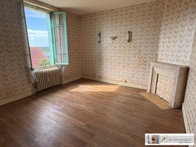 Quiet Property Complex in Need of Renovation photo 2