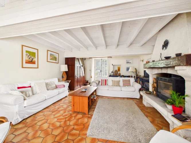 Spacious Four Bedroom Village Property. photo 4
