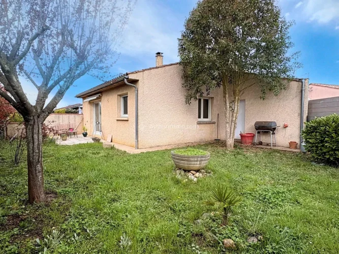 Single-Story Villa with Garden photo 2