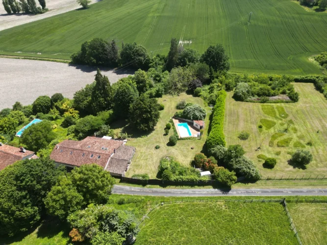 3 Bed Converted Barn with Stunning Gardens and Pool