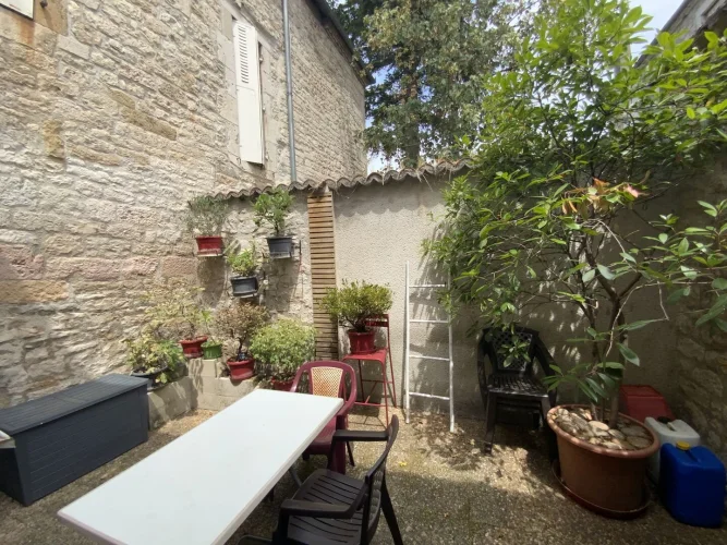 Gramat Center – Stone House of Character with Pleasant Courtyard, Shops on Foot. photo 2