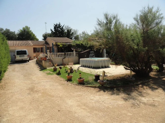 Special Rental Investment. One-Floor Villa Close to all Amenities Consisting of a Living Room, Kitchen (Semi-Equipped), … photo 2