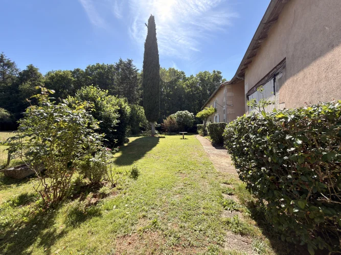 Charming Character Property with Barn and Beautiful Garden – Close to Nanteuil-En-Vallée photo 2