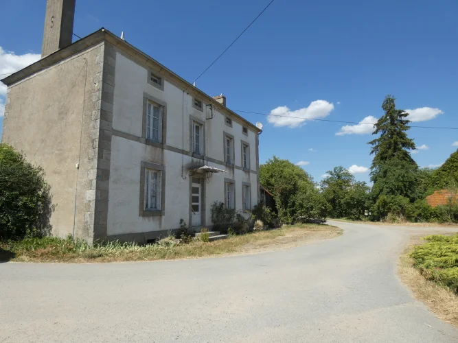 Large Family Home with Attached Outbuildings and Attached Land