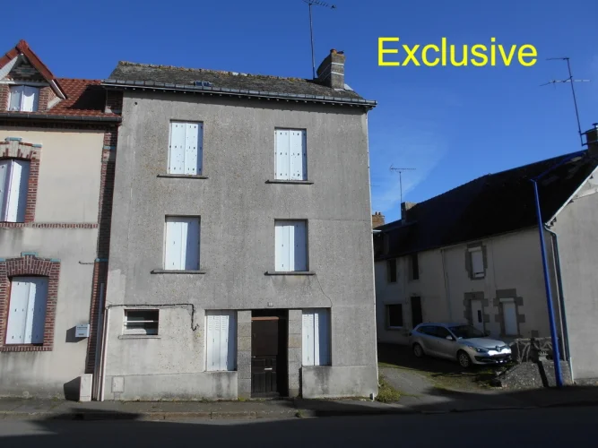 Priced to Sell Semi-Detached Town House. 2 Bedrooms. Garden. Requires Compete Renovation. photo 2