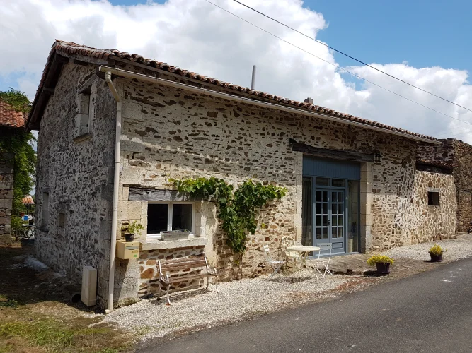 Charming Fully Renovated Barn Conversion Overlooking Open Country Side
