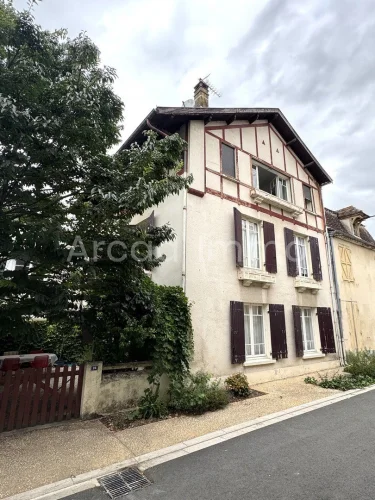 Spacious House with 5 Bedrooms, an Inner Courtyard, in Eymet.