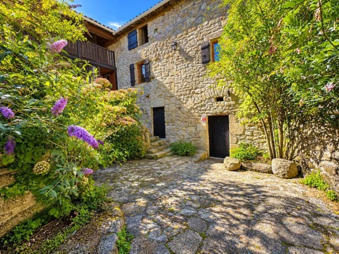 Authentic Stone House in a Hamlet of 154 m² to Finish Renovating with 650 m² of Land