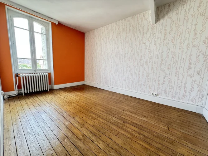 Charming 1930s House with Plenty of Potential photo 5