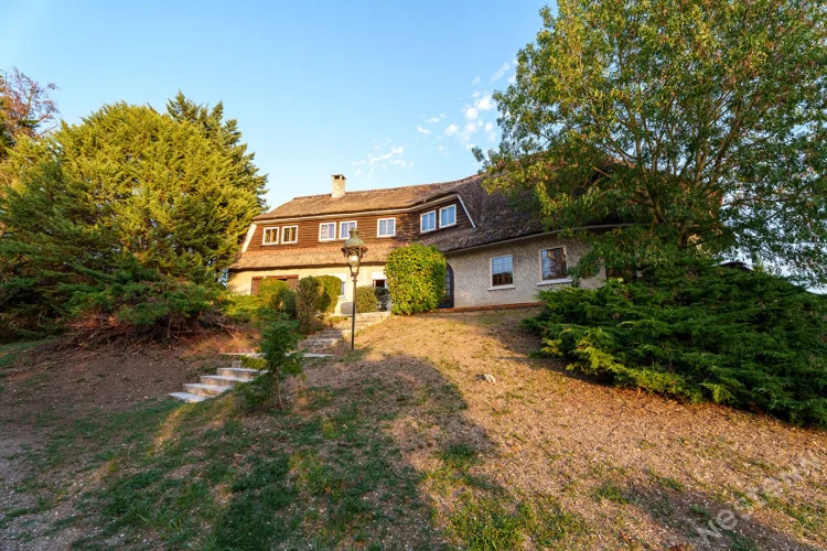 Norman-Style House to Renovate with Large Grounds in Châtenoy-En-Bresse – Exceptional Potential!