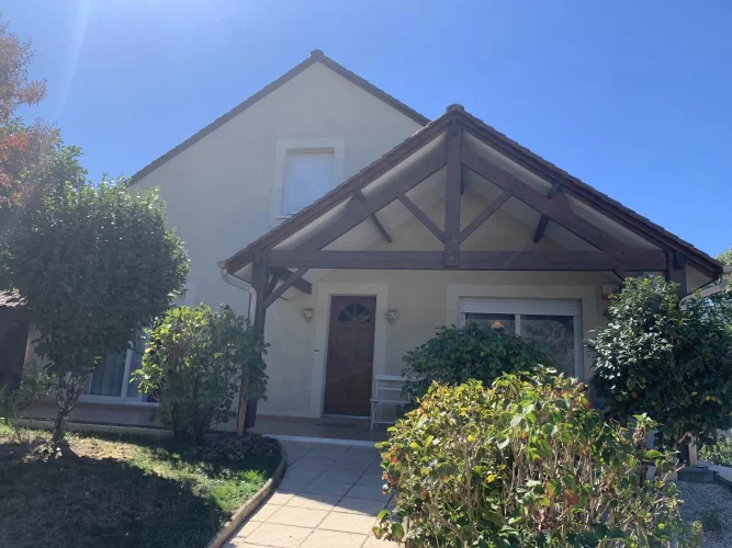 Spacious 5-Bedroom Village Home with Separate Accommodation
