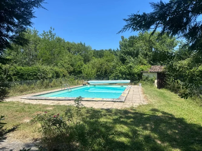 Spacious Detached House with Pool and River Frontage photo 2