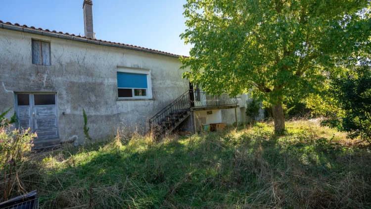 Village House of 138 m² to Renovate with its Garden of Approximately 350 m² photo 3