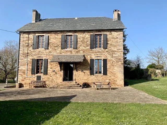 Stone House with Outbuilding on 5,500 m² of Land