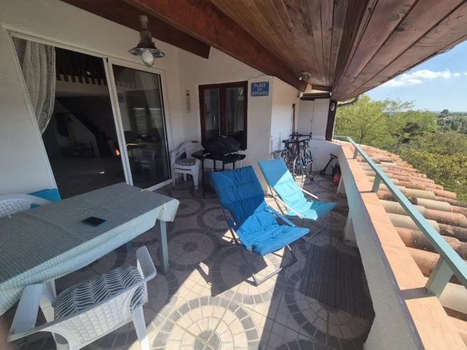 Charming Apartment Offering 75 M2 of Living Space and a Lovely Terrace with Unobstructed Views in a Pleasant and Authent… photo 5