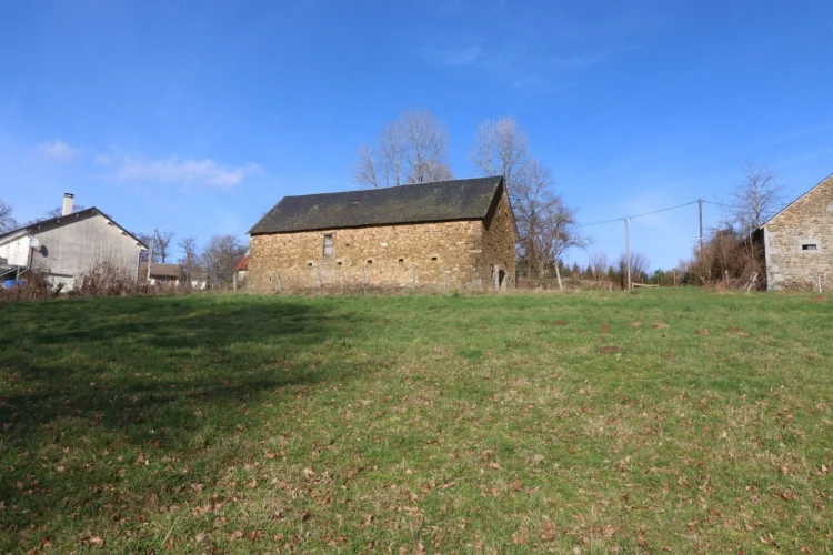 Correze. Near Neuvic. Beautiful Stone Barn with Land of 2 194m². photo 2
