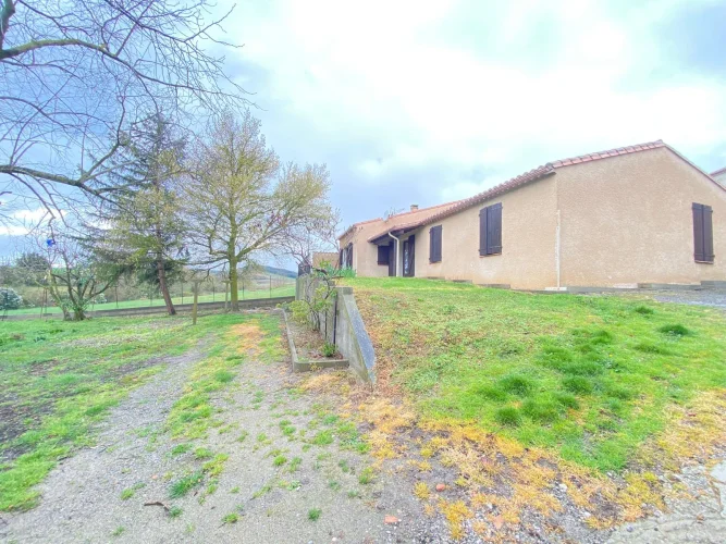 Superb 160m² Villa Near Villeneuve-Lès-Montréal. photo 5