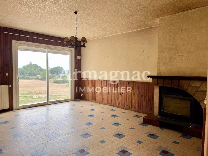 Single-Story House with Garage photo 2