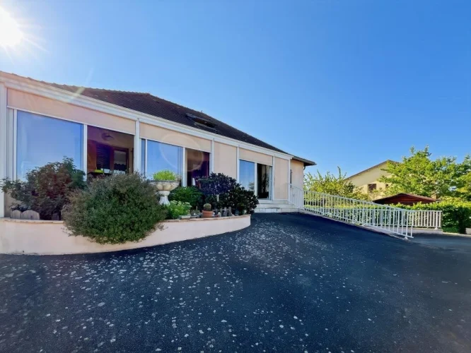 Detached House in the Heart of Désertines