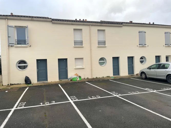 3-Room House with Private Garden for Sale in Blaye